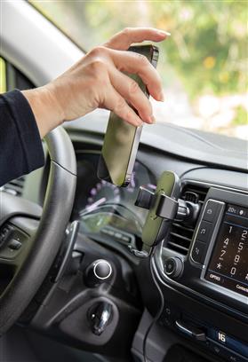 recycled plastic 10W wireless charging car holder in use