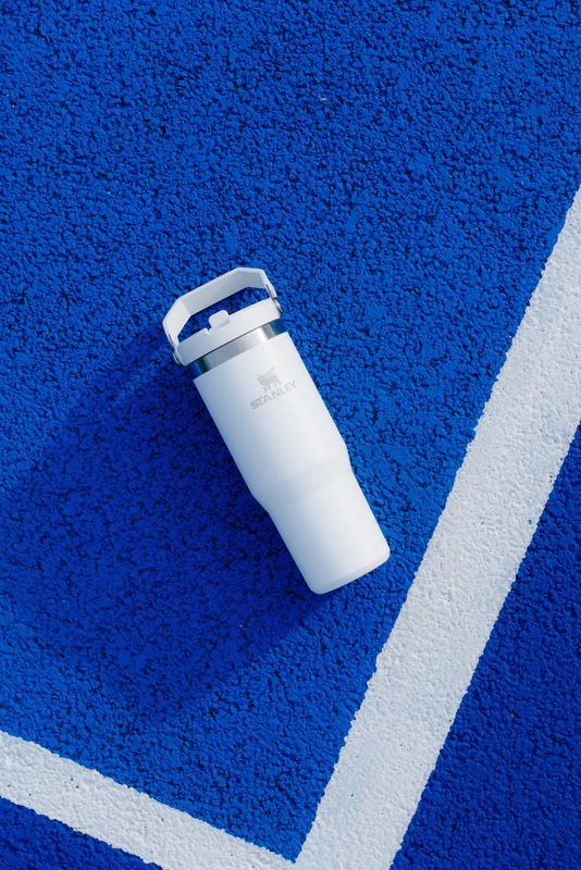 Stanley 890 ml IceFlow™ flip straw tumbler in White on tennis court